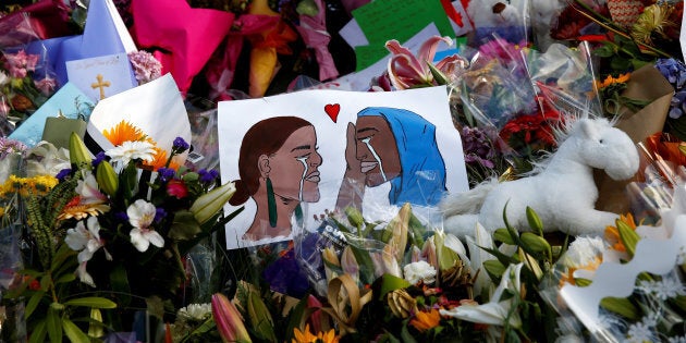 Des fleurs et des cartes de recueillement sur le site commémoratif des victimes de la fusillade de vendredi, devant la mosquée Al Noor à Christchurch, en Nouvelle-Zélande.