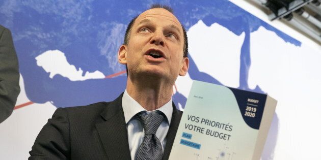 Le ministre des Finances, Éric Girard, avec une copie de son premier budget.