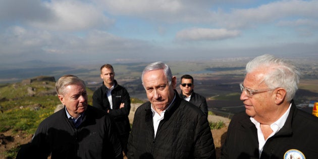 Le premier ministre israélien Benjamin Netanyahu, le sénateur républicain américain Lindsey Graham et l'ambassadeur américain en Israël, David Friedman, visitent la frontière entre Israël et la Syrie sur le plateau du Golan, occupé par Israël.