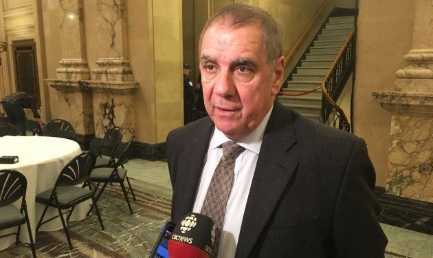 Luis Miranda, maire de l'arrondissement d'Anjou, à l'hôtel de ville de Montréal. Il a dû répondre à plusieurs questions à la suite de propos islamophobes de la part d'une de ses conseillères municipales. (crédit: Olivier Robichaud)