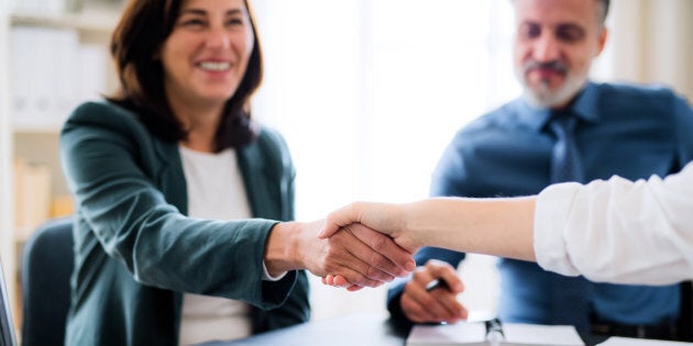 Lors du processus d’embauche, l’importance de négocier le salaire peut parfois être oubliée dans l’enthousiasme lié au début d’un nouvel emploi ou par peur de mal paraître. Pourtant, le salaire sera une composante essentielle de ce nouvel emploi.