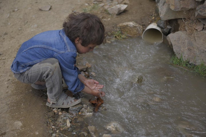 Le mardi 24 octobre 2017 : Un enfant se lave les mains dans l'eau non traitée provenant d'un tuyau d'égout dans le gouvernorat d'Amran, au Yémen. L'eau contaminée peut transmettre des maladies comme la diarrhée, le choléra, la dysenterie, la fièvre typhoïde et la poliomyélite.