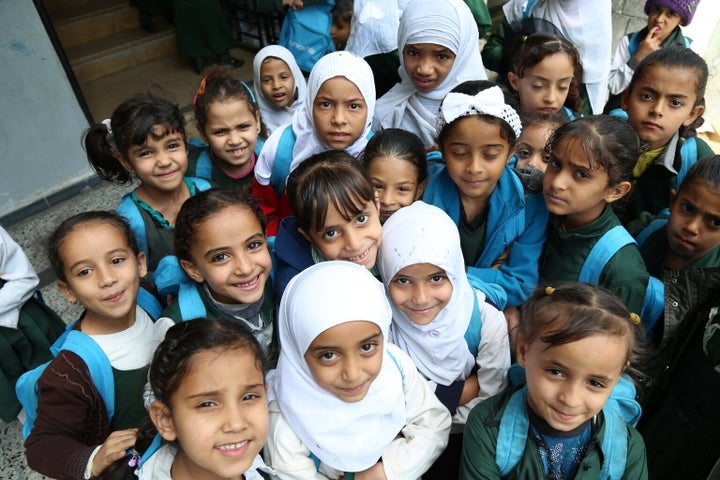 Le mardi 12 janvier 2016 : Des élèves qui ont reçu des sacs d'école de l'UNICEF se rassemblent dans la cour de l'école Al-Saeed d'Ibb, au Yémen.