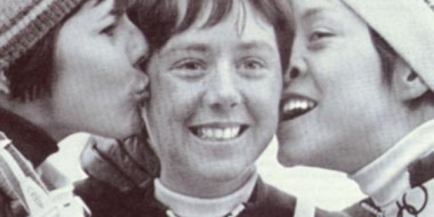 Nancy Greene sur le podium aux JO de Grenoble en 1968 avec la Française Annie Famose (à gauche) et la Suissesse Fernande Bochatay.