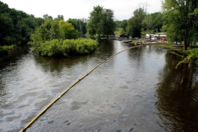 Opération de nettoyage de la rivière Kalamazoo à Battle Creek, au Michigan, le 28 juillet 2010.