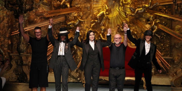 Stefano Gabbana, Naomi Campbell, Monica Bellucci, Domenico Dolce et Marpessa Hennink à Milan, samedi.