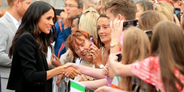 Le duc et la duchesse de Sussex prennent le temps de saluer les citoyens irlandais lors de leurs déplacements.