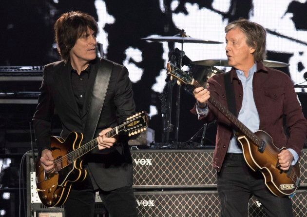 Paul McCartney avec le guitariste Rusty Anderson, à Québec, lundi.