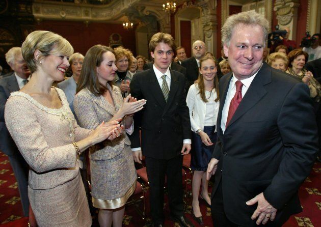 Jean Charest est applaudi par son épouse, Michèle Dionne, et ses enfants Amélie, Antoine et Alexandra lors de son assermentation comme premier ministre en 2003.