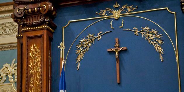 Le crucifix fut placé dans l'Assemblée nationale en 1936 par Maurice Duplessis pour signifier un rapprochement entre l'État et l'Église catholique.