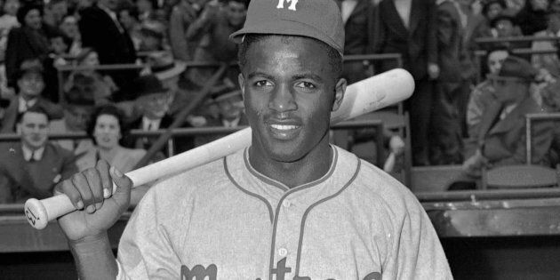 Jackie Robinson, des Royals de Montréal, pose le 18 avril 1946. Robinson a brisé la barrière de couleur et a changé le baseball à jamais.
