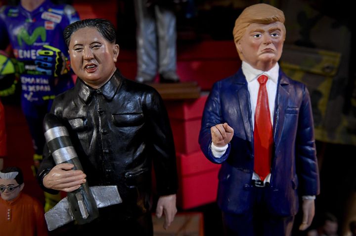 北朝鮮の金正恩朝鮮労働党委員長とアメリカのトランプ大統領の人形
