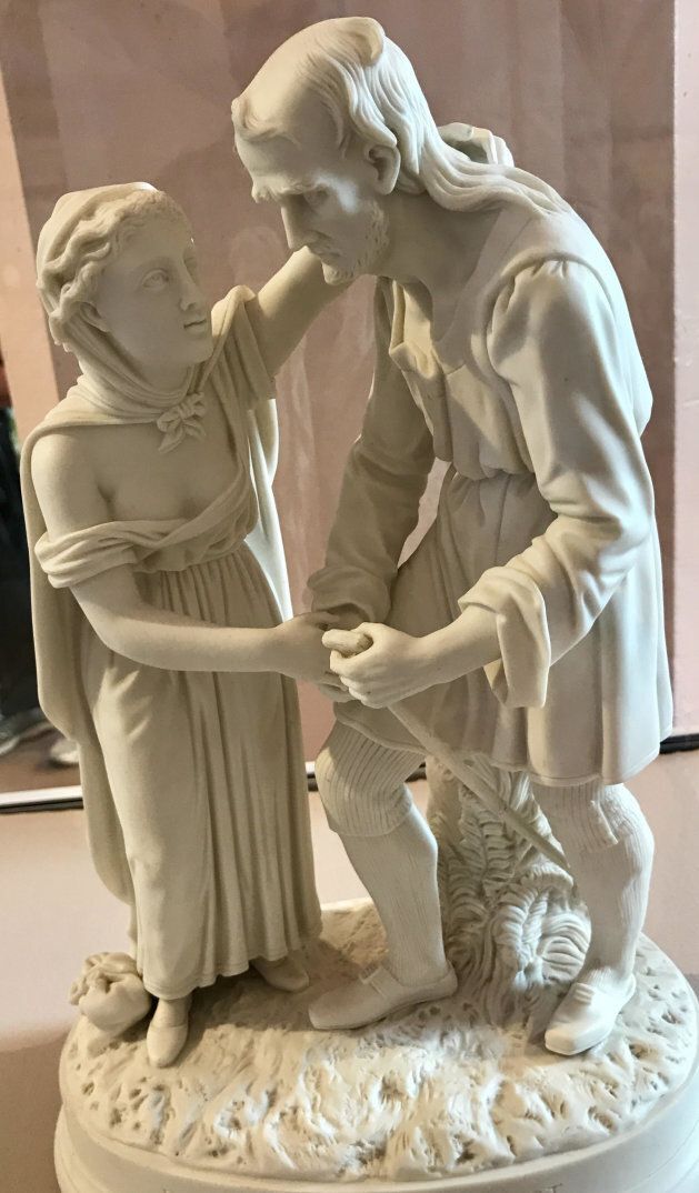 Sculpture d'Évangeline et de Gabriel, personnages mythiques du poème de Longfellow, traduit par Pamphile Le May. Photo prise à l'intérieur de l'église commémorative à Grand-Pré, lieu historique national de Grand-Pré (Nouvelle-Écosse).