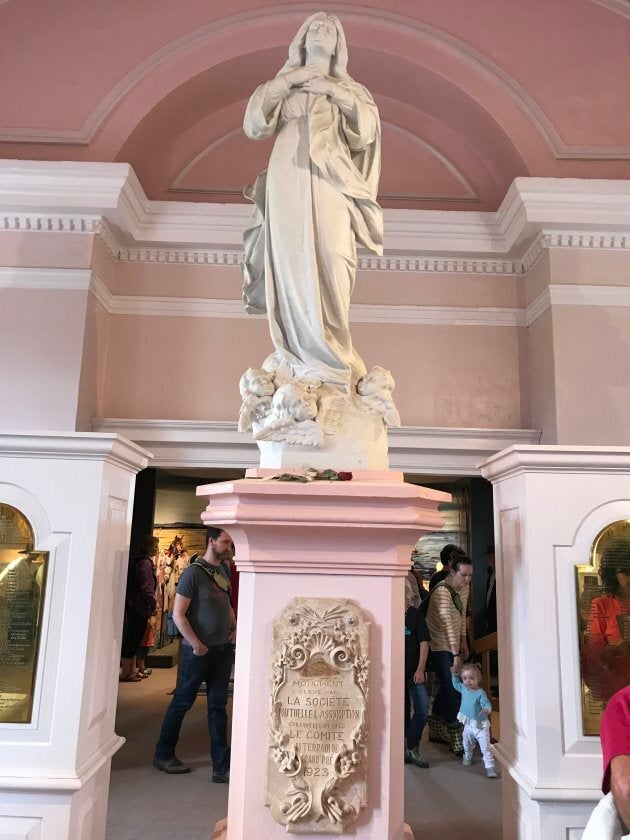 Statue d'Évangéline à l'intérieur de l'église commémorative de Grand Pré.