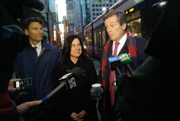 La mairesse de Montréal, Valérie Plante, et l'ex-maire de Vancouver, Gregor Robertson, lors d'une visite à Toronto avec le maire John Tory en novembre 2017.