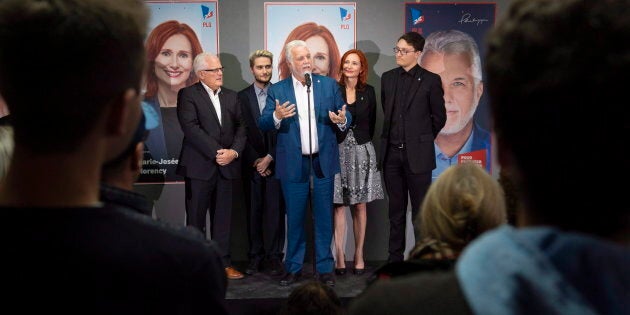 L'ancien premier ministre Philippe Couillard entouré de ses candidats de la région de Saguenay, dans le dernier droit de la campagne.