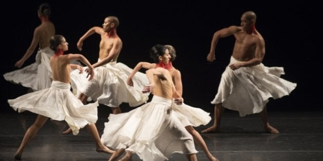 Les danseurs ressemblent parfois à des sortes de poupées mécaniques dont tous les membres s'agitent à une allure folle.