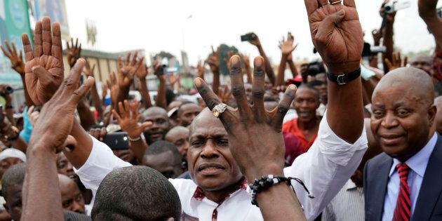 Le candidat de l'opposition congolaise, Martin Fayulu, salue ses partisans lors d'un rassemblement à Kinshasha, au Congo, le vendredi 11 janvier 2019. Des centaines de personnes se sont rassemblées pour dénoncer ce qu'ils ont appelé «la victoire volée du peuple» aux élections présidentielles.