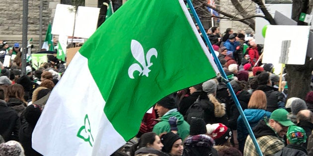 Drapeau franco-Ontarien, lors d'une manifestation pour la défense du français, le 1er décembre 2018.