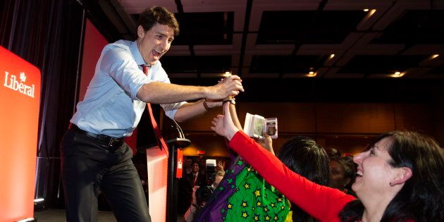 Le premier ministre Justin Trudeau salue des militants avant de prendre la parole au Congrès du PLCQ à Québec, le 25 janvier 2019.
