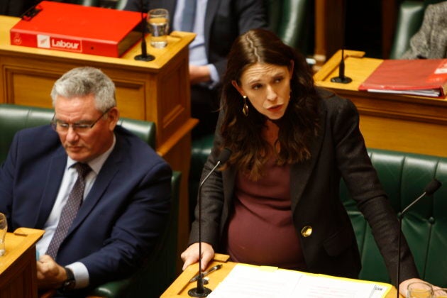 La première ministre de Nouvelle-Zélande Jacinda Ardern s'adresse au Parlement à Wellington, N.-Z., en mai 2018 alors qu'elle est enceinte de son premier enfant. Plusieurs espèrent que la femme de 37 ans deviendra un modèle pour avoir su conjuguer maternité et leadership politique.