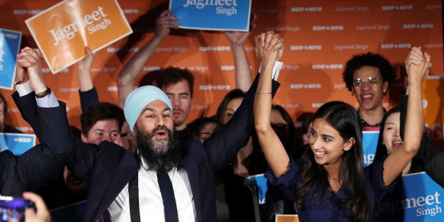 Le chef du Nouveau Parti démocratique, Jagmeet Singh, célèbre sa victoire avec son épouse Gurkiran Kaur Sidhu à l'élection partielle de Burnaby-Sud à Burnaby, en Colombie-Britannique, le 25 février 2019.