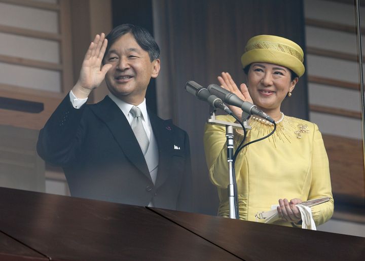 即位を祝う一般参賀で、手を振られる天皇、皇后両陛下＝5月4日午前、皇居