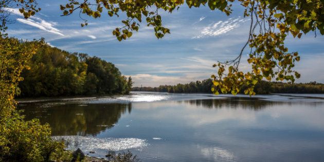 DSLR picture of the RiviÃ¨re-des-Prairies river in Laval, Quebec, during a beautiful sunny summer day.