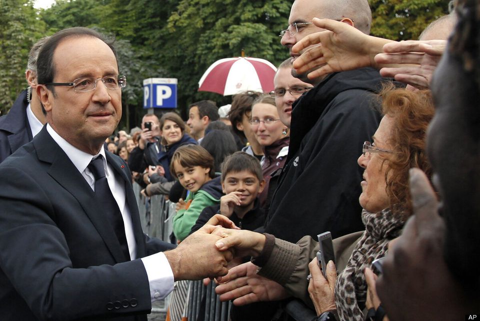 Le président François Hollande accueille le public venu voir la parade militaire, à Paris, le 14 juillet 2012.