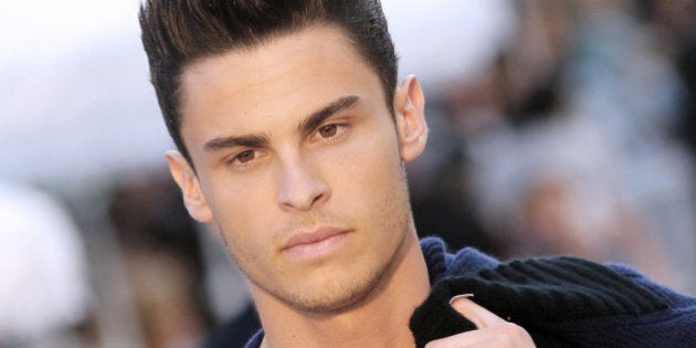 Baptiste Giabiconi passe au blond platine chez Lagerfeld