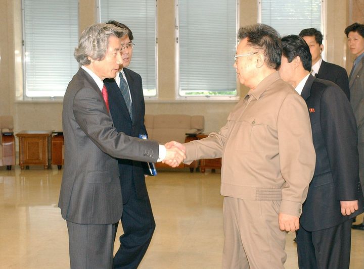 日朝首脳会談を前に握手する小泉純一郎首相（左）と北朝鮮の金正日総書記（午前、北朝鮮・平壌市郊外の大同江迎賓館）＝ 2004年5月22日 ［代表撮影］