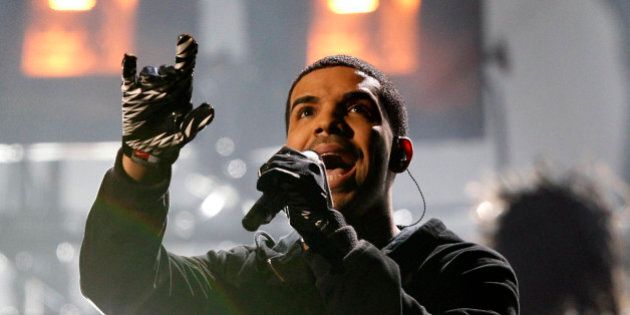 Singer Drake performs at the 2011 American Music Awards in Los Angeles November 20, 2011. REUTERS/Mario Anzuoni (UNITED STATES - Tags: ENTERTAINMENT) (AMA-SHOW)