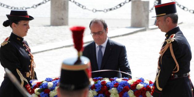 French President Francois Hollande lays a wreath during a ceremony to mark the end of World War Two in Paris, France, May 8, 2016. REUTERS/Philippe Wojazer