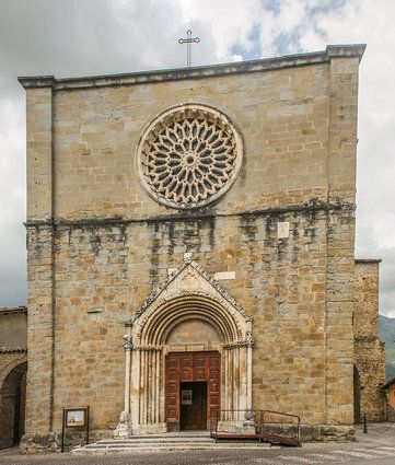 L'édifice, mêlant architecture romane et gothique, est typique de la région des Abruzzes