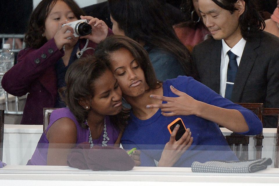 Le selfie de Sasha et Malia Obama durant la cérémonie d'investiture 2013