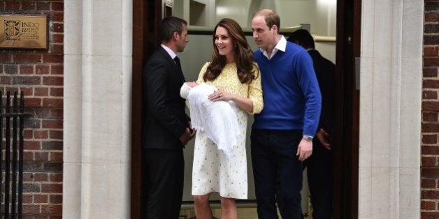 Kate Middleton Et Le Prince William Quittent L Hopital Avec Le Bebe Royal Photos Huffpost Null Kate Middleton Et Le Prince William Quittent L Hopital Avec Le Bebe Royal Photos Huffpost Null