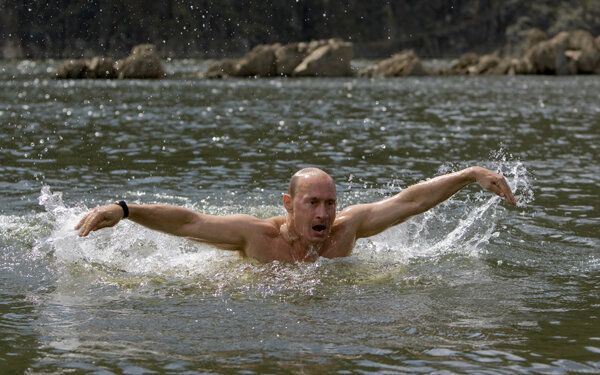 Vladimir Poutine fait de la natation