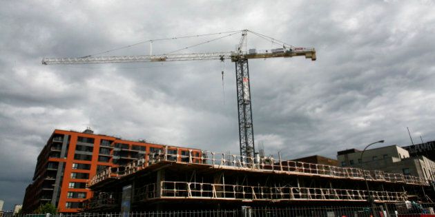 A condominium construction site is seen in downtown Montreal, July 13, 2009. REUTERS/Shaun Best (CANADA BUSINESS)
