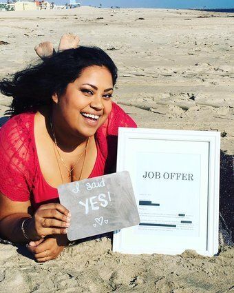 Benita Abraham posant sur la plage avec sa proposition de poste