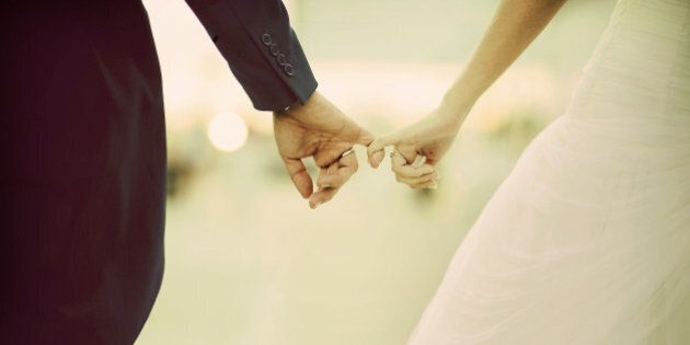 The hands of a marriage. Linked fingers two boyfriends after a wedding.Las manos de un matrimonio. Enlazados los dedos de dos novios tras una boda.