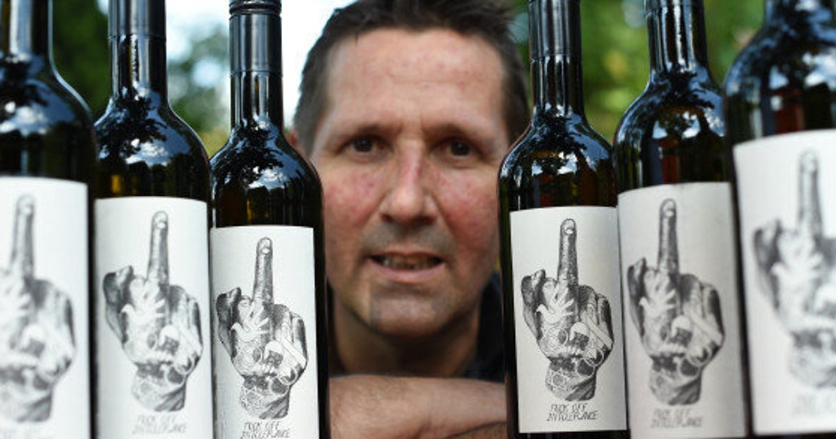 Un doigt d'honneur sur des bouteilles en réaction à l'islamophobie et