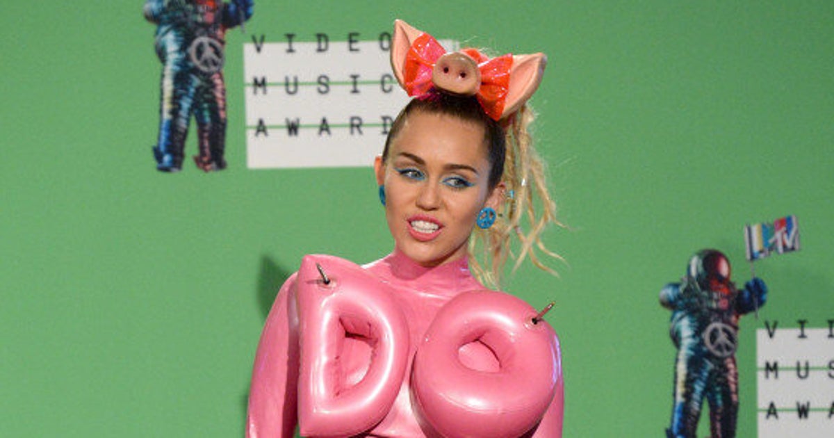 Miley Cyrus célèbre la nudité avec des drag queens (VIDÉO) HuffPost