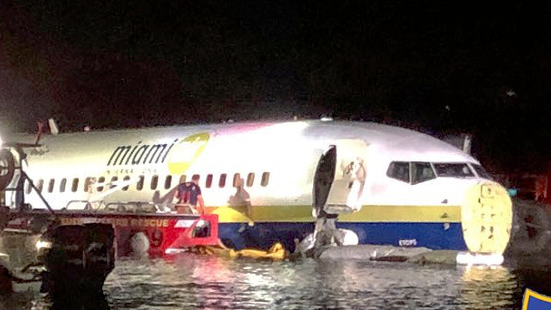 Plane Carrying 143 People Crashes Into Jacksonville, Florida, River