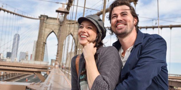 USA, New York State, New York City, Brooklyn, Happy couple on Brooklyn Bridge