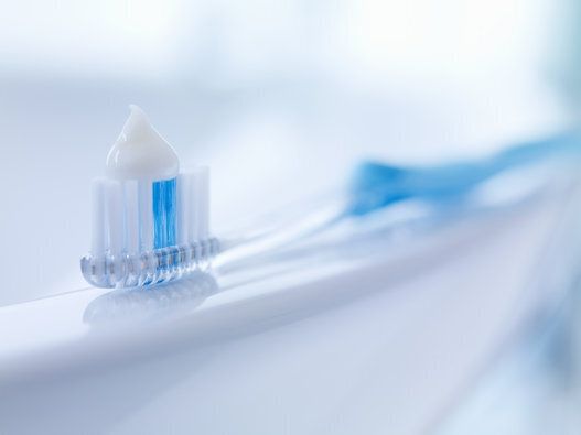 Une brosse à dent, un mini tube de dentifrice et de la soie dentaire