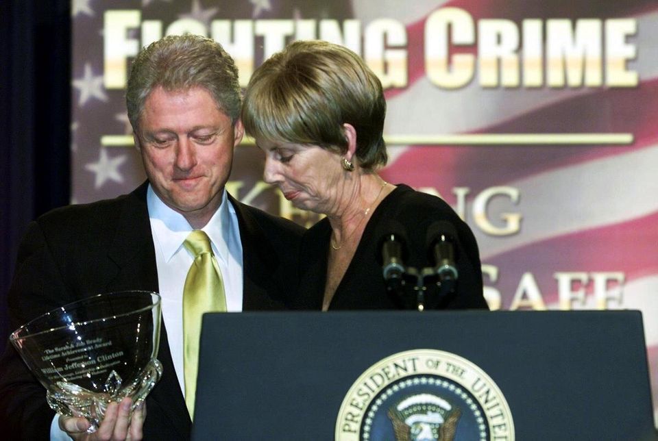 1993: Adoption sous Clinton du "Brady Handgun Violence Act"