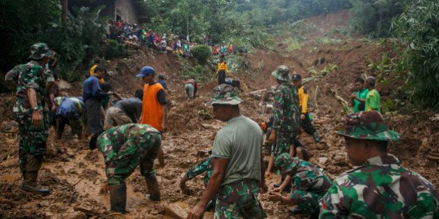 Indonesian soldiers search for landslide victims at Caok village in Purworejo, Central Java province, Indonesia, June 19, 2016. Antara Foto/Hendra Nurdiyansyah/via REUTERS ATTENTION EDITORS - THIS IMAGE WAS PROVIDED BY A THIRD PARTY. FOR EDITORIAL USE ONLY. MANDATORY CREDIT. INDONESIA OUT.