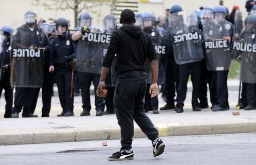 Emeutes à Baltimore juste après l'enterrement d'un jeune Noir (27 avril 2015)