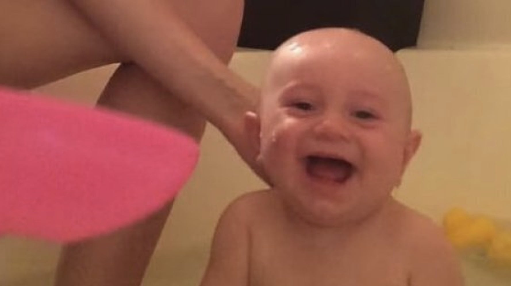 Ce Bebe Rit Aux Eclats Quand On Lui Verse De L Eau Sur La Tete Video Huffpost Null Ce Bebe Rit Aux Eclats Quand On Lui Verse De L Eau Sur La Tete Video Huffpost Null