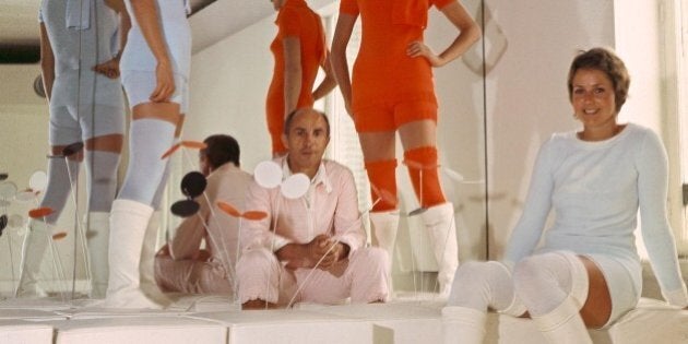 French designer André Courrèges (C) poses among his models wearing part of his 1976 Spring/Summer haute-couture collection. / AFP / STAFF (Photo credit should read STAFF/AFP/Getty Images)